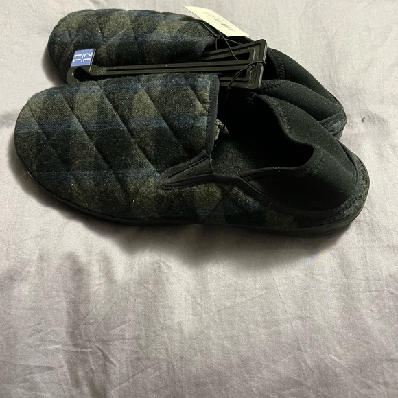 Mens house shoes/slippers 11-12 - Picture 2 of 4